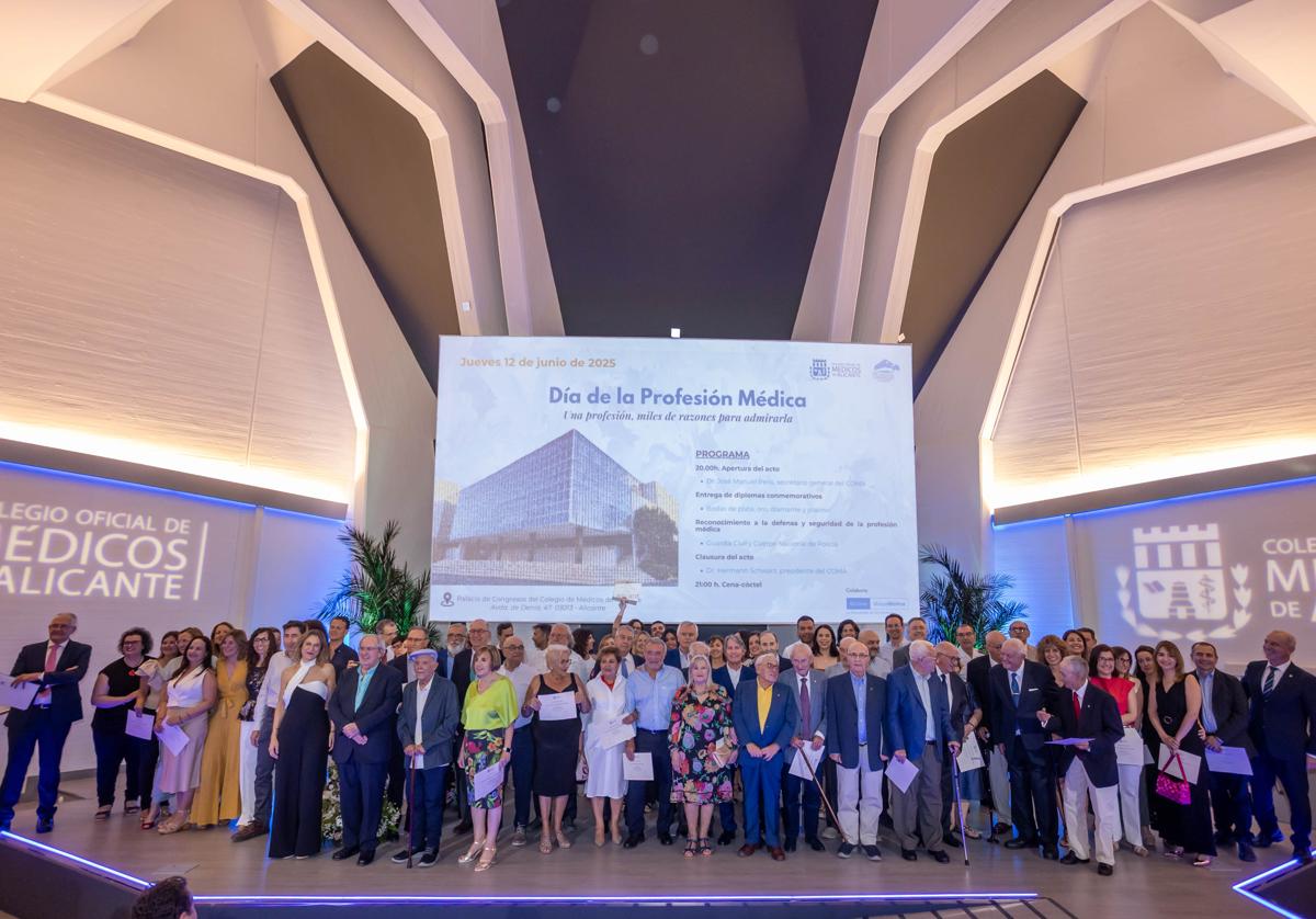 Foto de familia del acto, celebrado en el Palacio de Congresos del COMA.