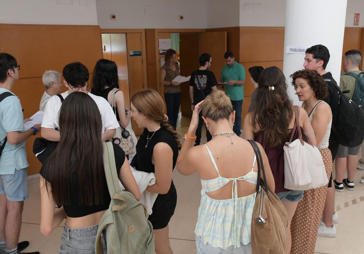 Students who took the University Entrance Exam at the UA Campus.