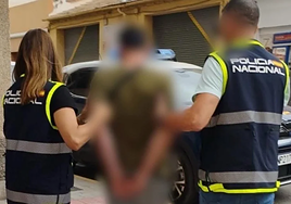 La Policía Nacional custodia al detenido.