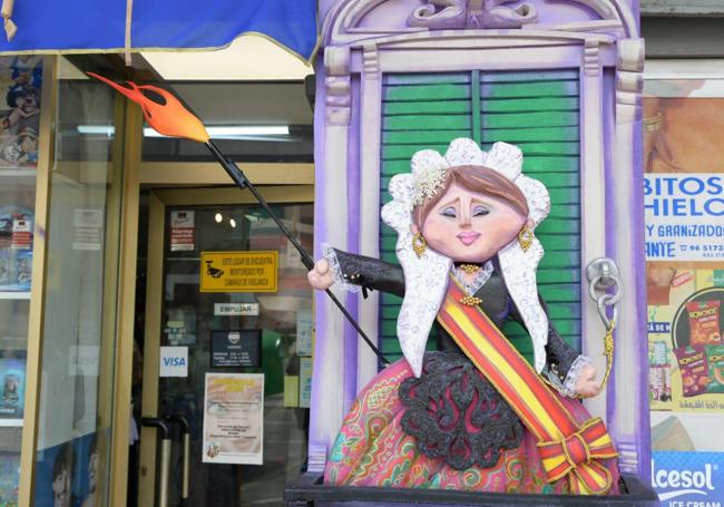 Ninot of the bellea on the Town Hall balcony.