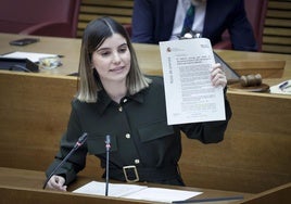 La diputada del GPP en Les Corts, Lucía Peral, durante su intervención.