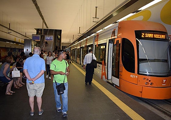 Pasajeros en una estación del Tram de Alicante.