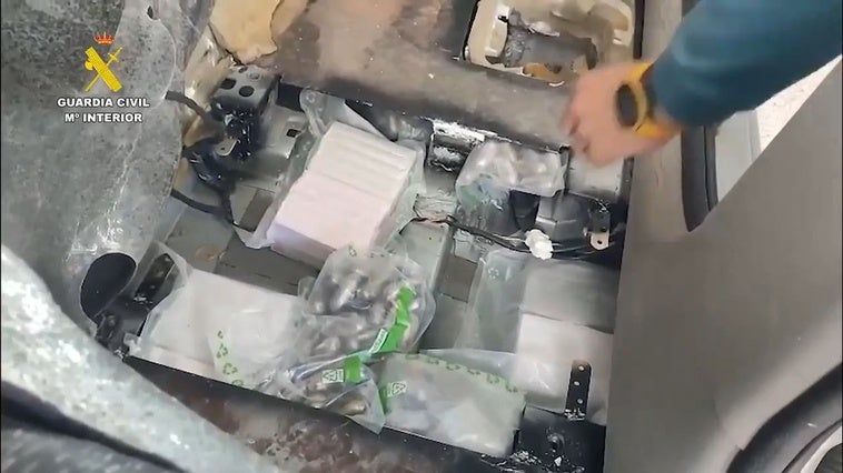 La Guardia Civil abre la trampilla secreta donde el narco escondía los 20 kilos de metanfetamina.