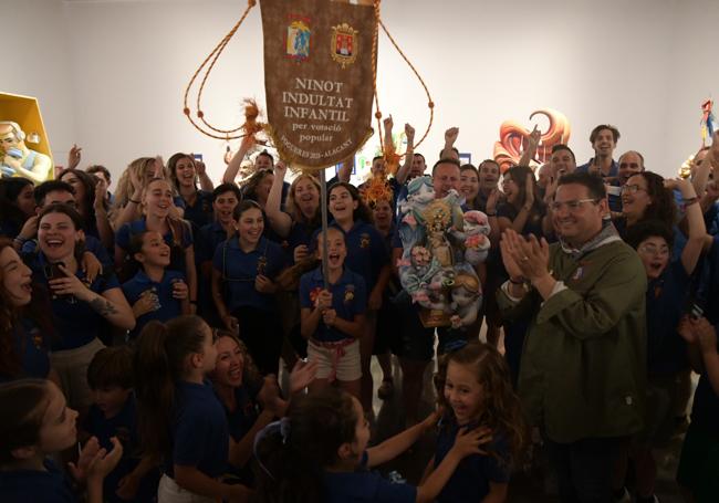 La foguera Sagrada Familia con el ninot indultat infantil 2025.