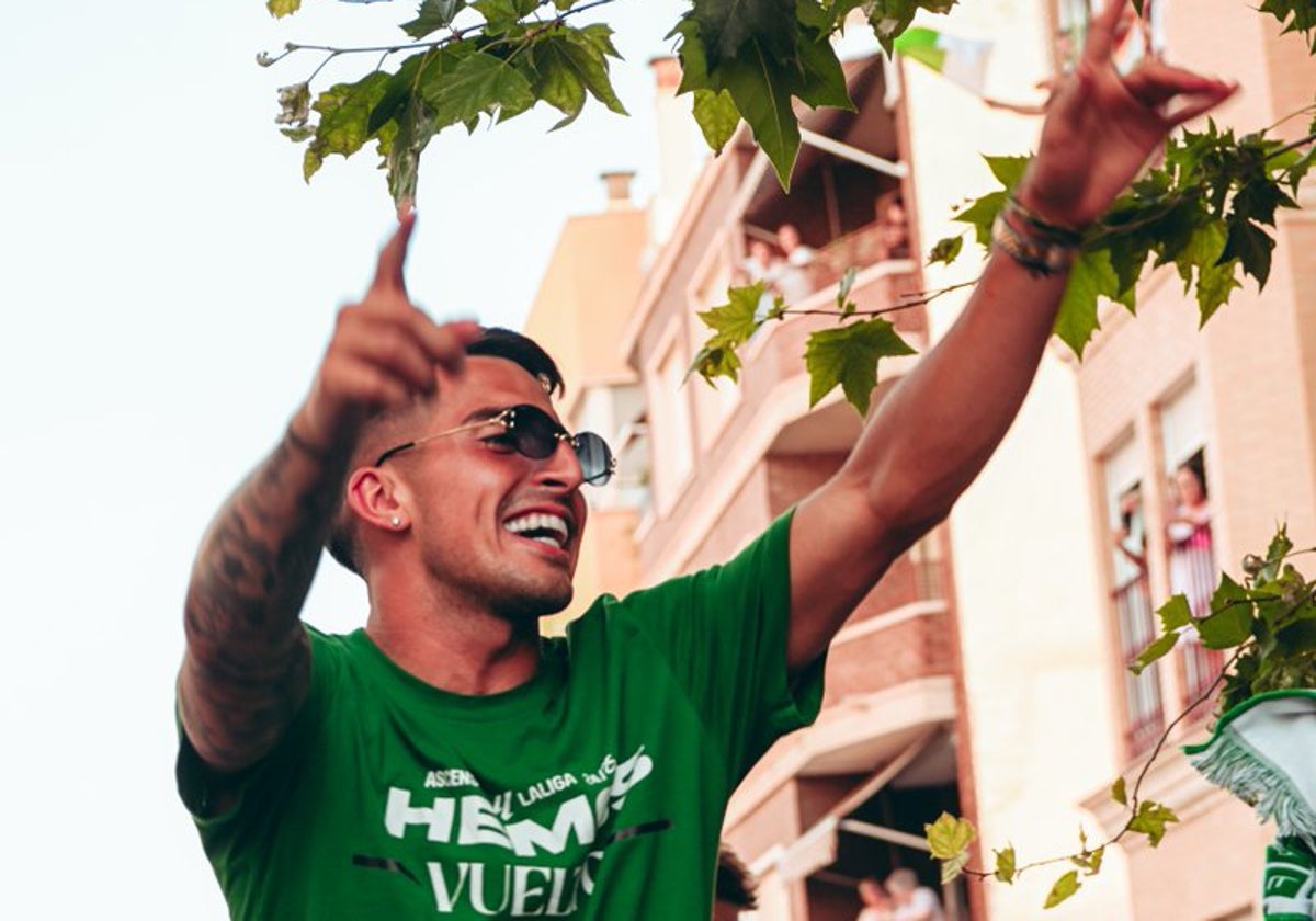 Nico Fernández Mercau celebra el ascenso por las calles de Elche.