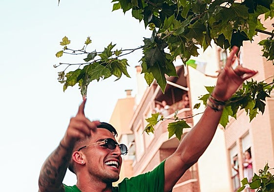 Nico Fernández Mercau celebra el ascenso por las calles de Elche.