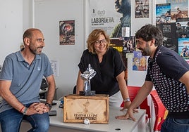 Mayte García junto a Manuel Casado (izquierda) y Víctor Lario (derecha) con el Faro de Plata que se entregará al ganador del Festival de Cine