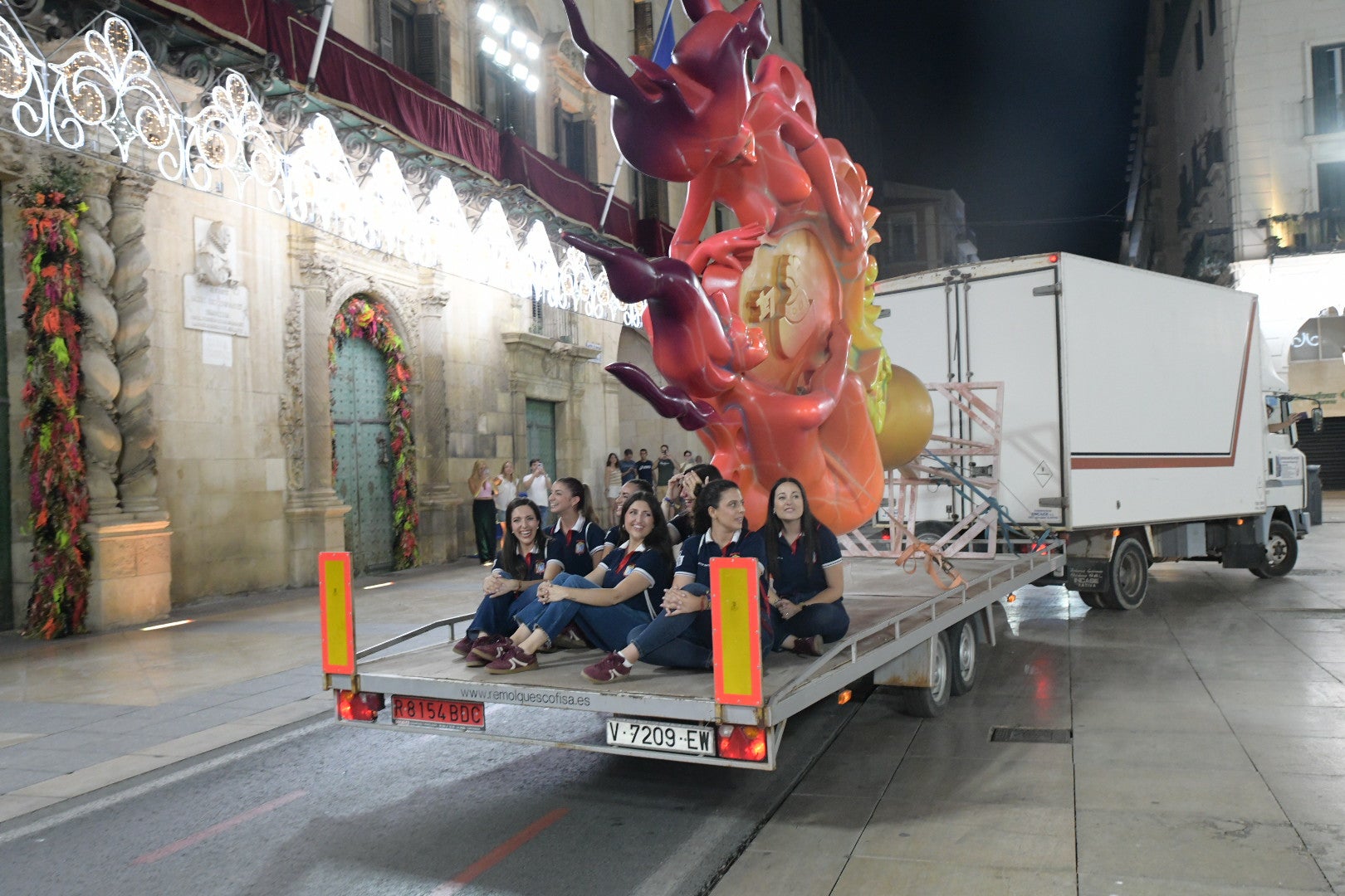 La hoguera oficial de Alicante llena la plaza del Ayuntamiento