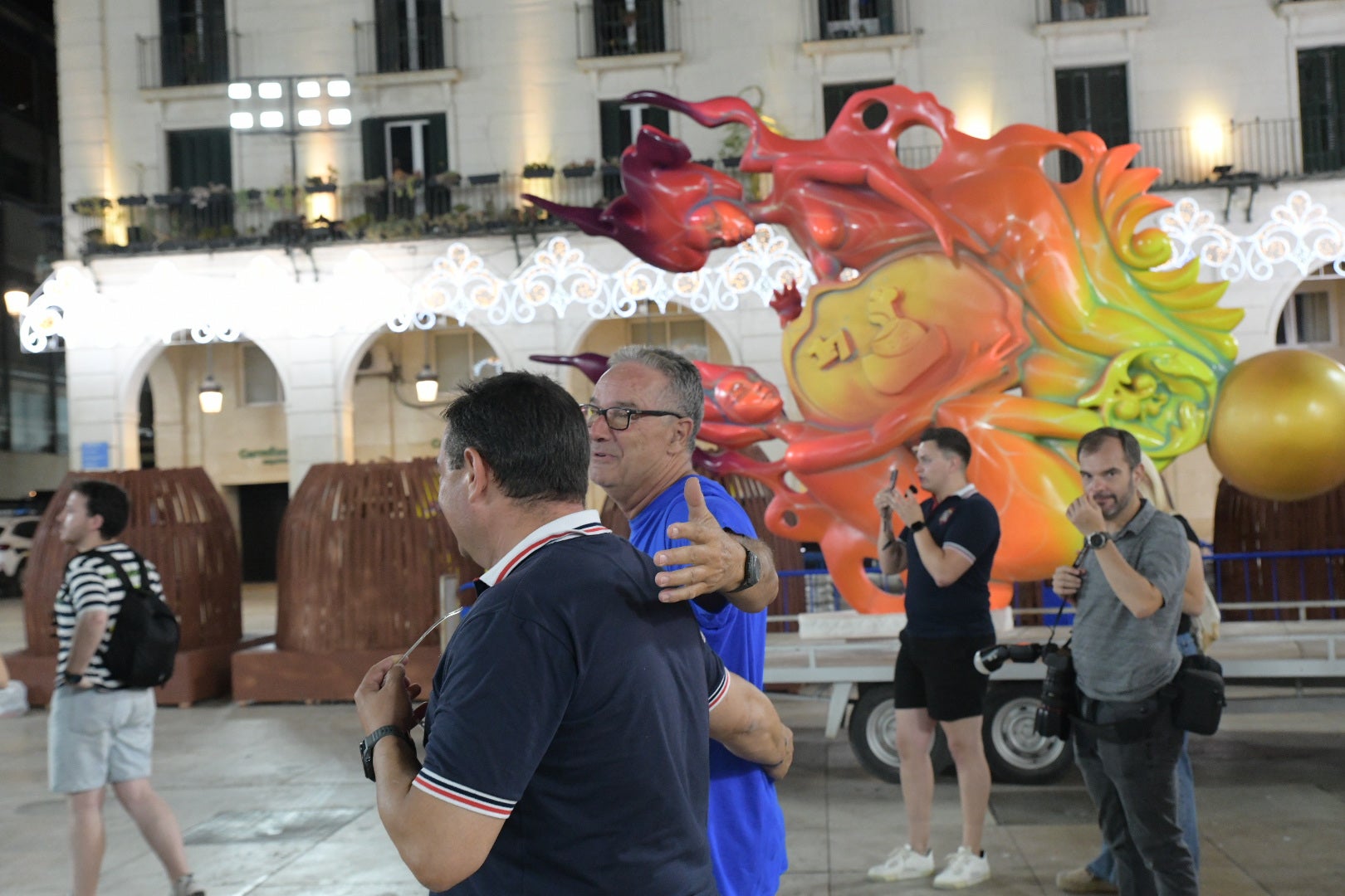 La hoguera oficial de Alicante llena la plaza del Ayuntamiento
