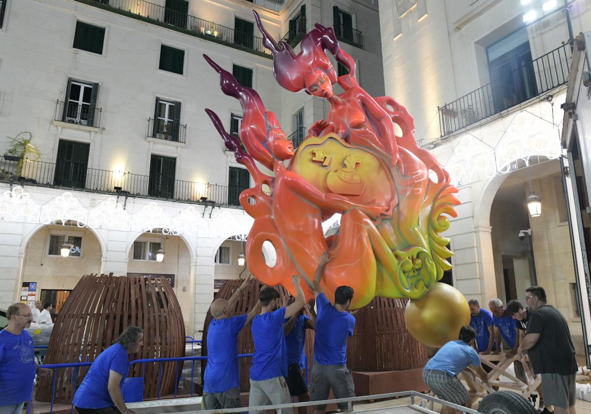 La hoguera oficial de Alicante llena la plaza del Ayuntamiento