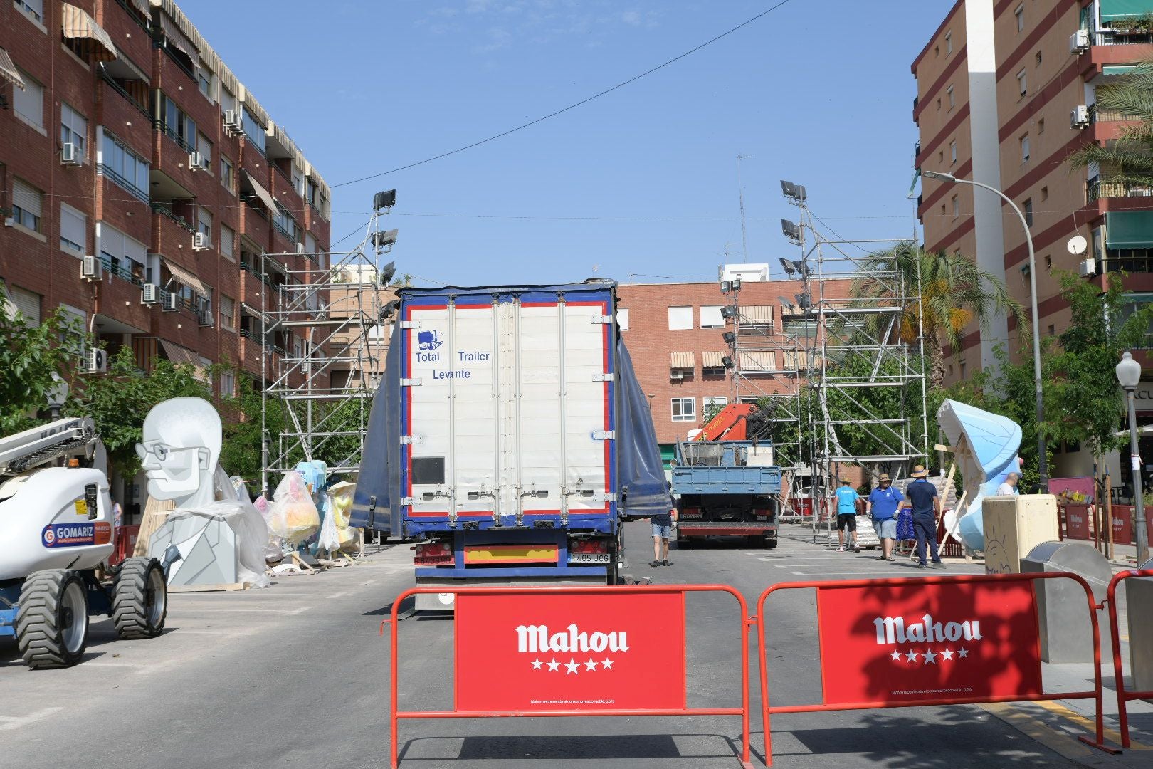 Las Hogueras toman ya las calles de Alicante