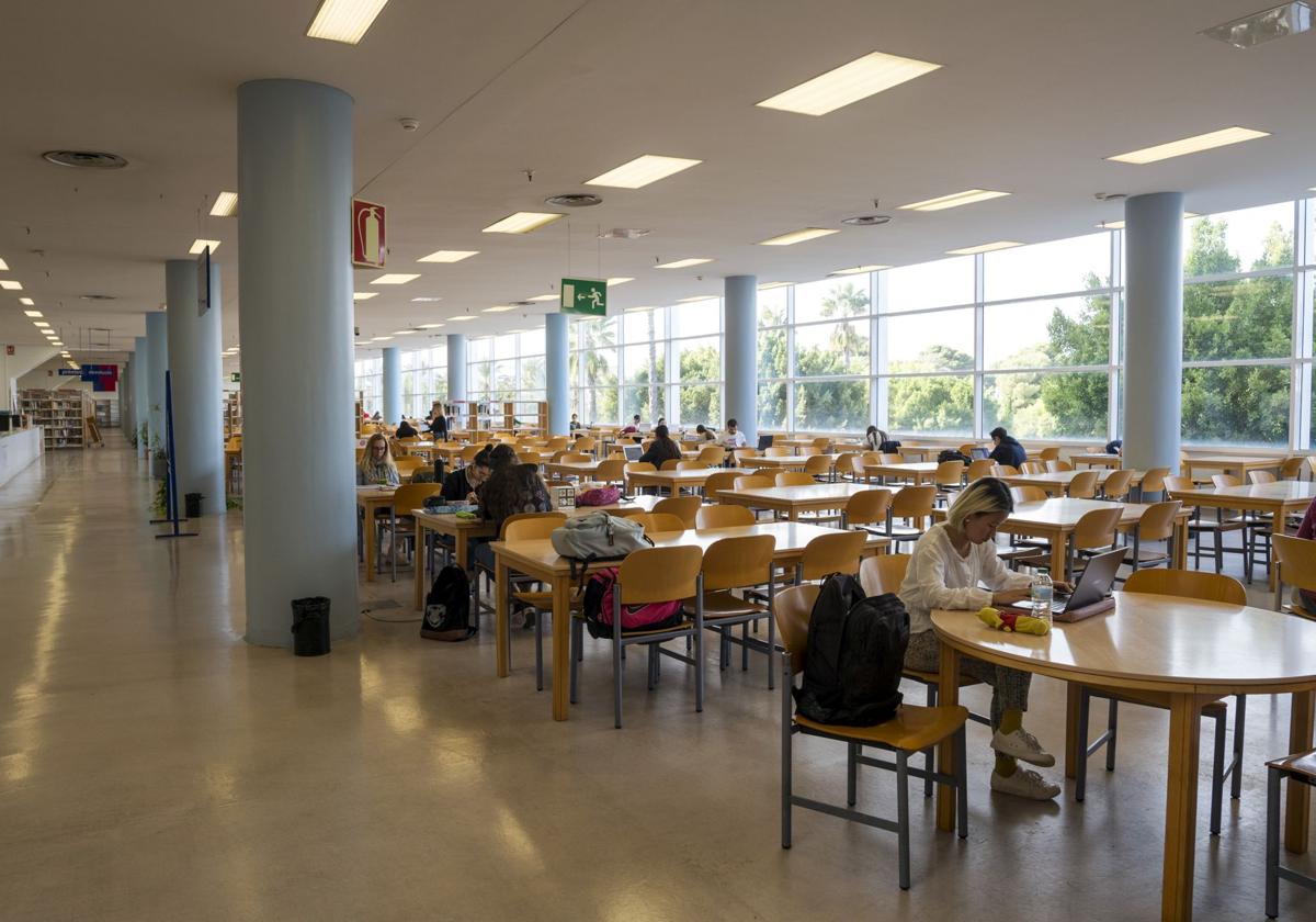 Students in the general library of the UA Campus.