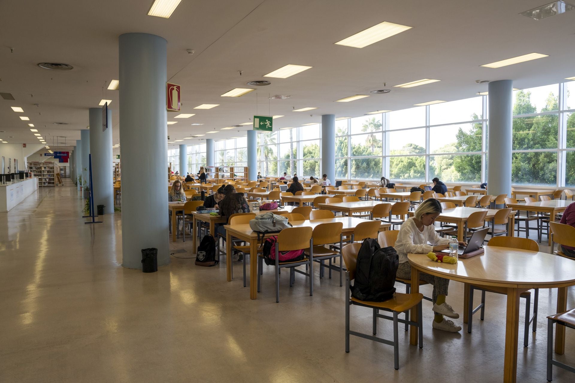 Estudiantes en la biblioteca general del Campus de la UA.