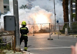 Un bombero en una de las mascletàs de Luceros.