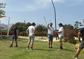 Imagen de Pascual Momparler junto a los responsables de Flanders Classics en el parque de Foietes