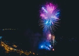 Disparos de fuegos artificiales desde la playa del Cocó.