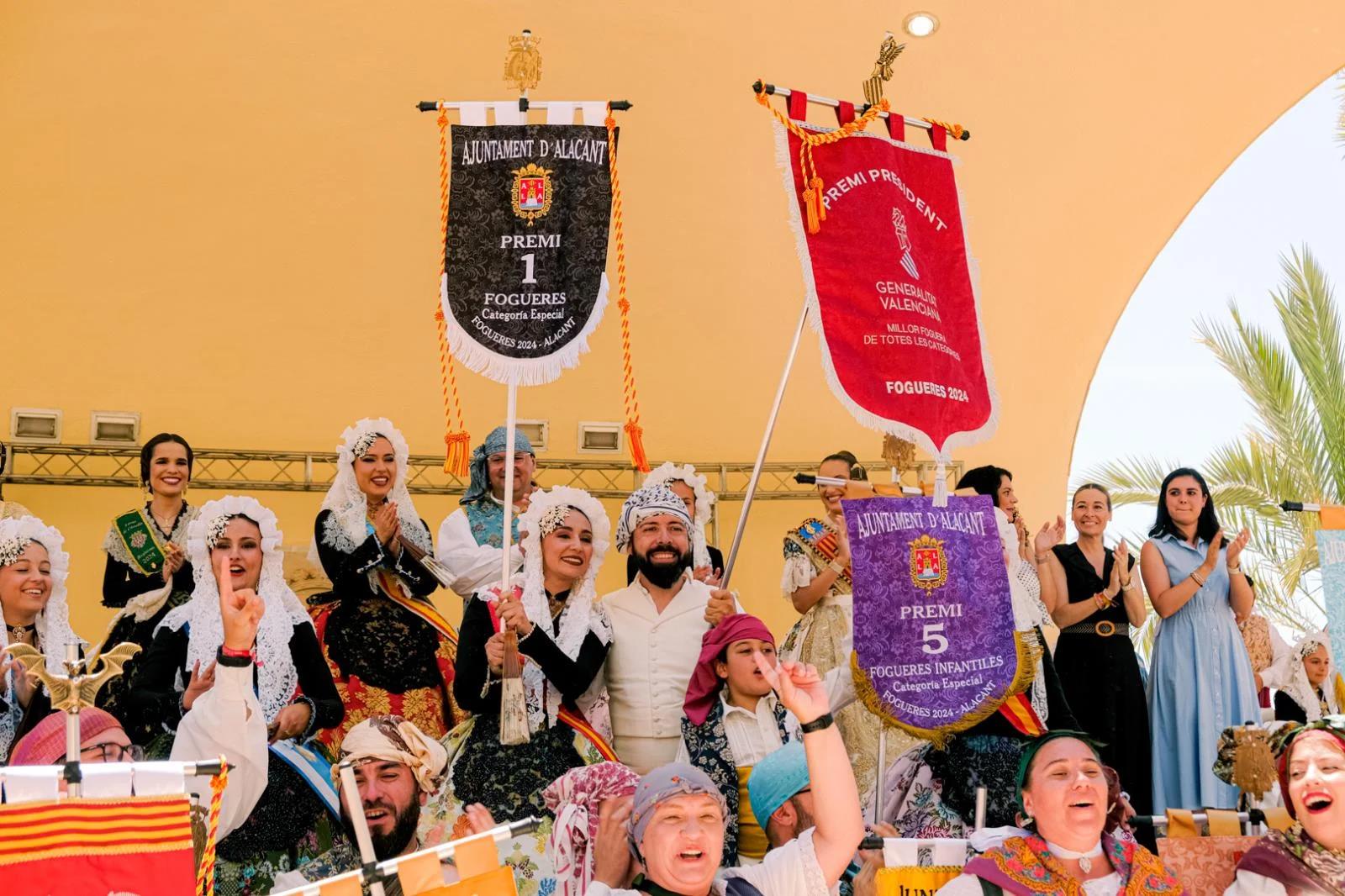 Recogida de premios en las Hogueras de 2024.