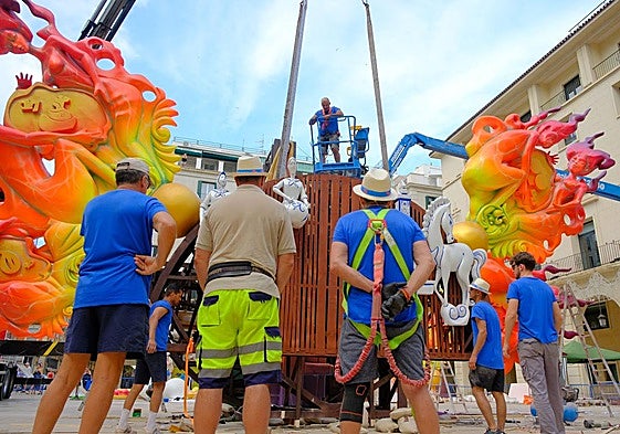 Plantà de la hoguera oficial de Alicante.