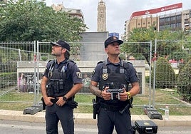 Agentes de la unidad de Drones de la Policía Local de Alicante, en Luceros.