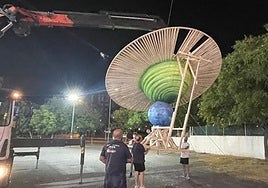 Ninot de saturno, en Polígono de San Blas.