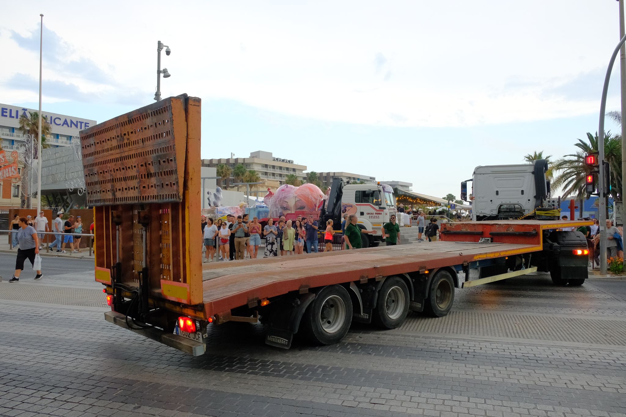 Las Hogueras toman ya las calles de Alicante