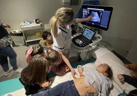 Uno de los talleres organizados por Vithas Aula Salud Colegios.