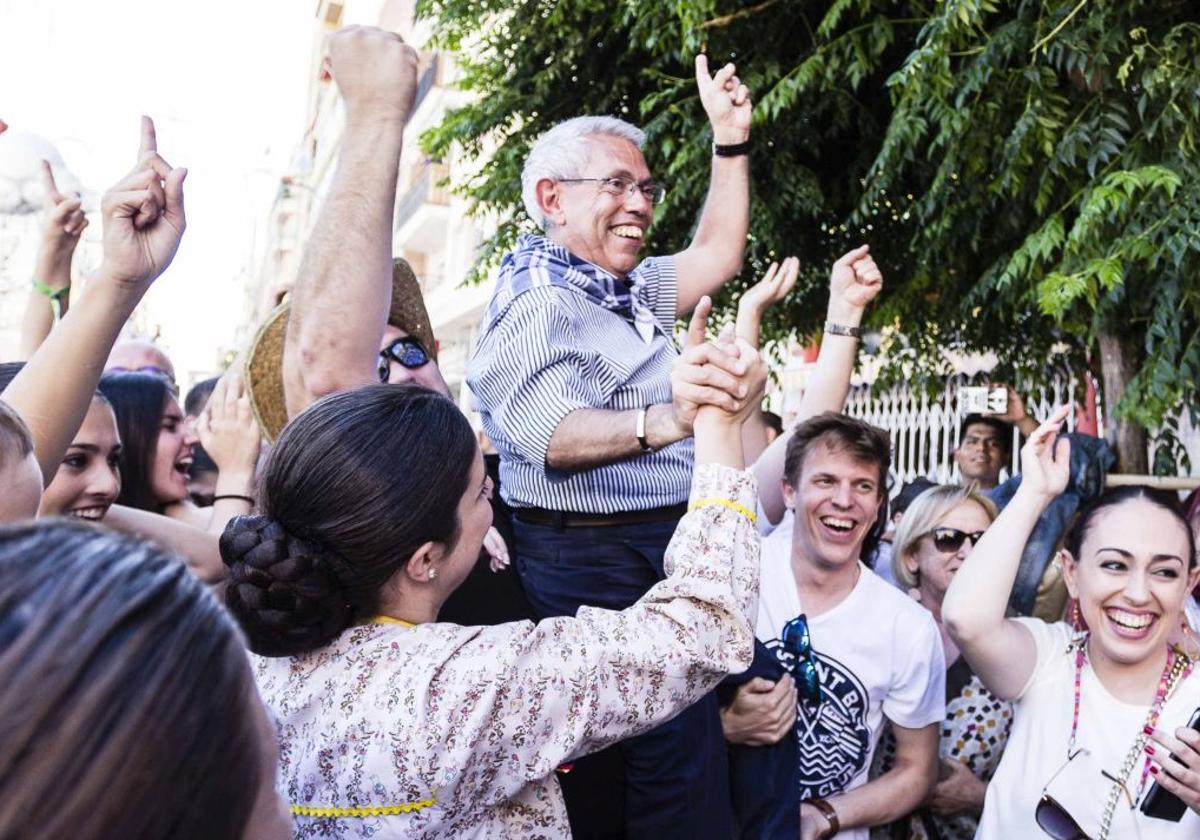 Josep Amand Tomàs en su foguera, Sèneca-Autobusos.
