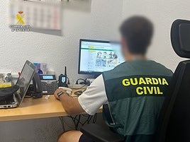 Imagen de archivo de un investigador de la Guardia Civil.
