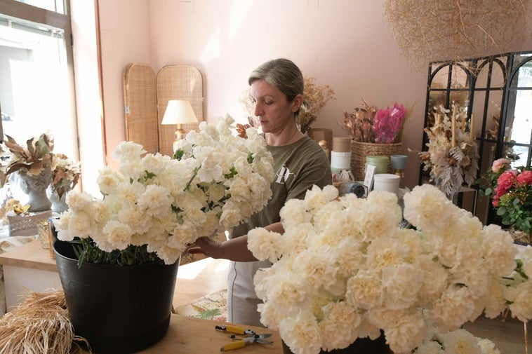 La florista Maria José Martínez Muñoz en su estudio.