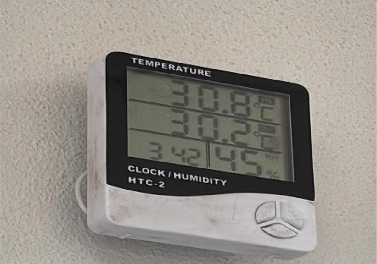 El termómetro registra temperaturas más altas en la comisaría de Elche que en la calle.