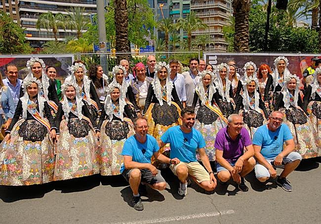 Belleas del foc y dames d'honor, autoridades y pirotécnicos.