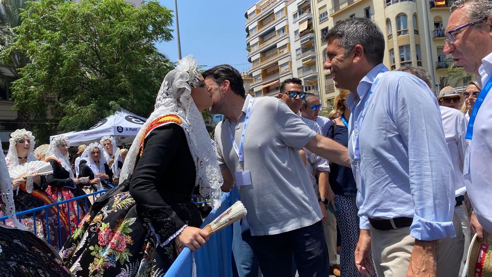 Luis Barcala and Carlos Mazón greet the ladies of honour of the bellea del foc.