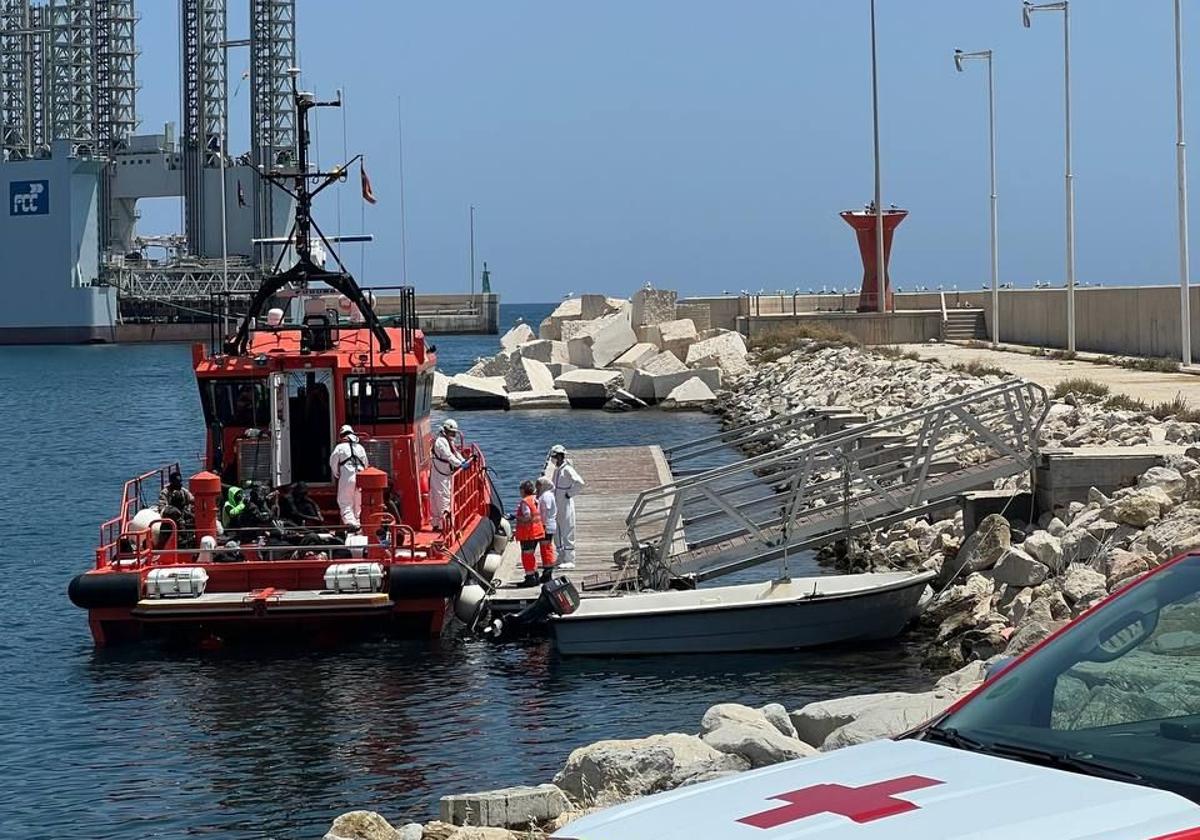 Reception of migrants at the port.