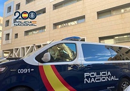 Furgón de la Policía frente a la Comisaría Provincial de Alicante.