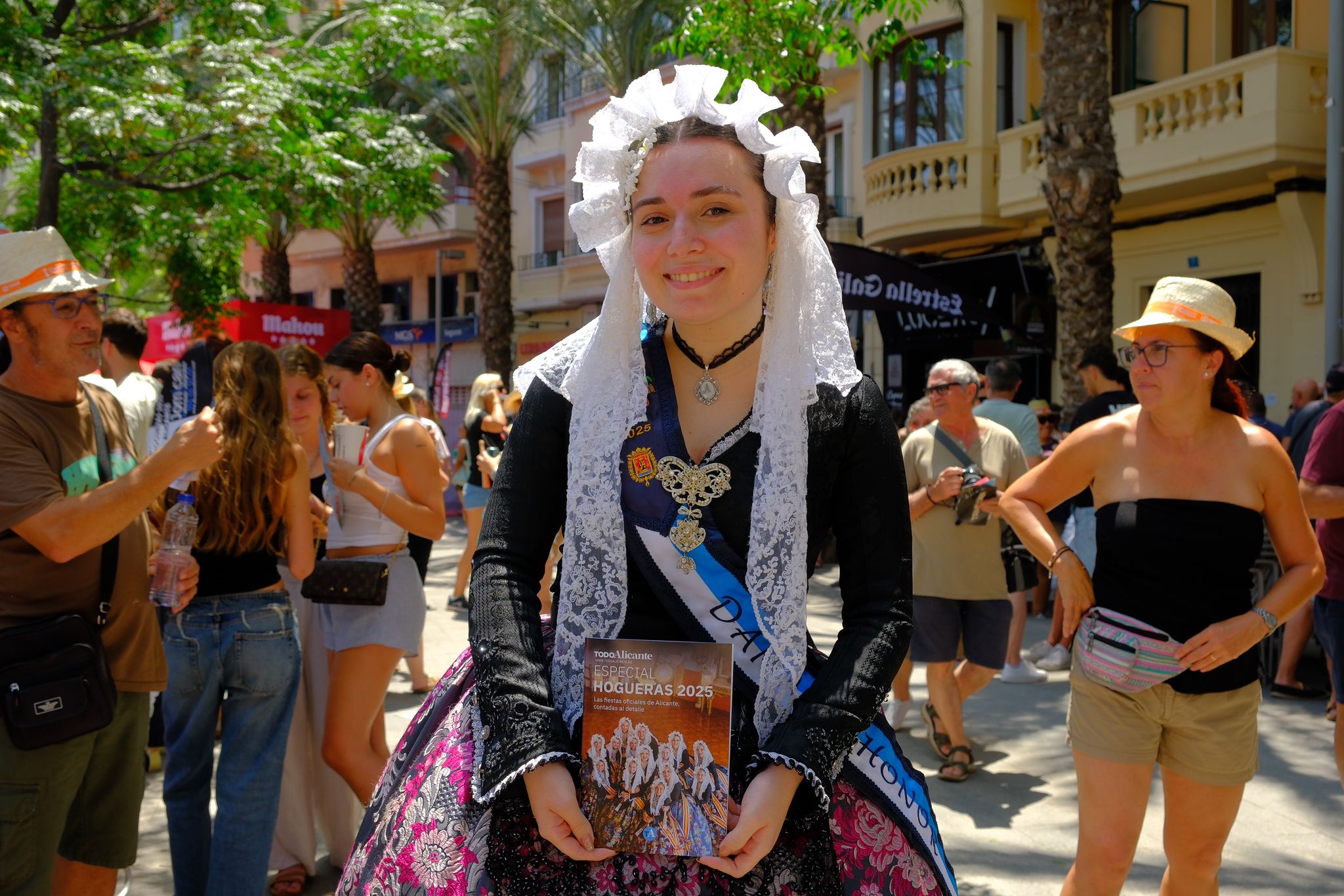 Los alicantinos se hacen con la revista de Hogueras de TodoAlicante