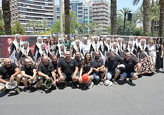 Fotografía de familia con los pirotécnicos tras el disparo.
