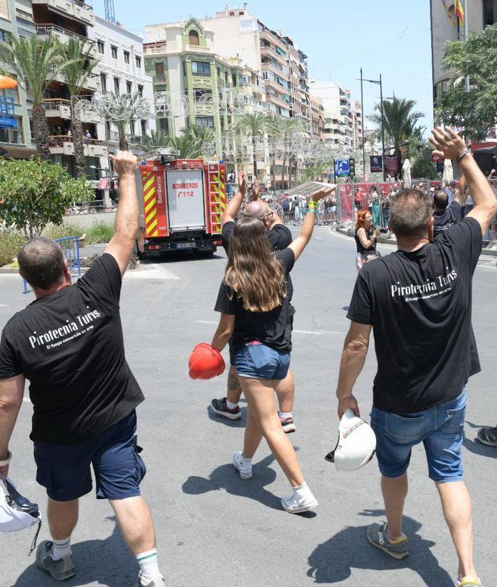 Imagen secundaria 2 - 1. El socialista Rubén Alfaro con los populares, Toni Pérez (Diputación), Luis Barcala (Alicante) y Pablo Ruz (Elche). 2. Las belleas del foc dan inicio a la mascletà. 3. Los pirotécnicos saludan después del disparo