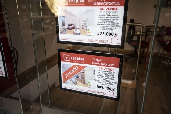 Anuncios de vivienda en una inmobiliaria.