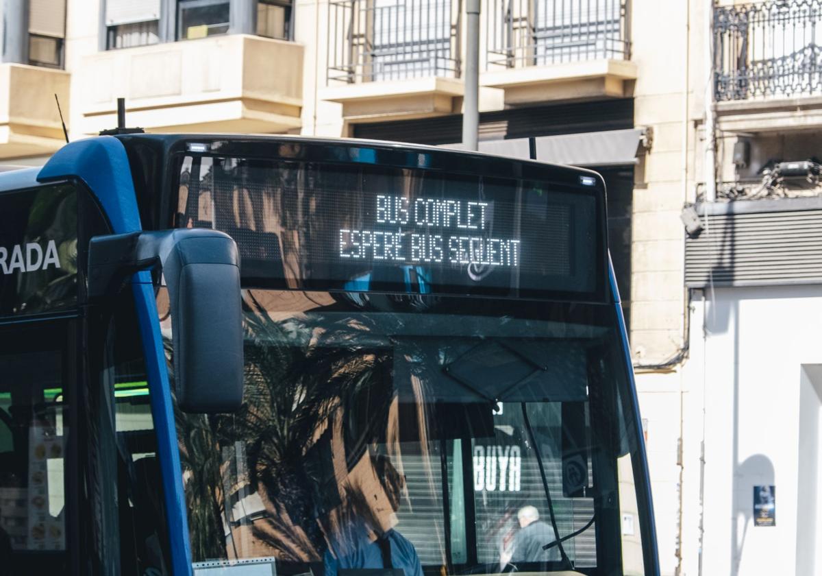Autobús azul durante la huelga del pasado año.