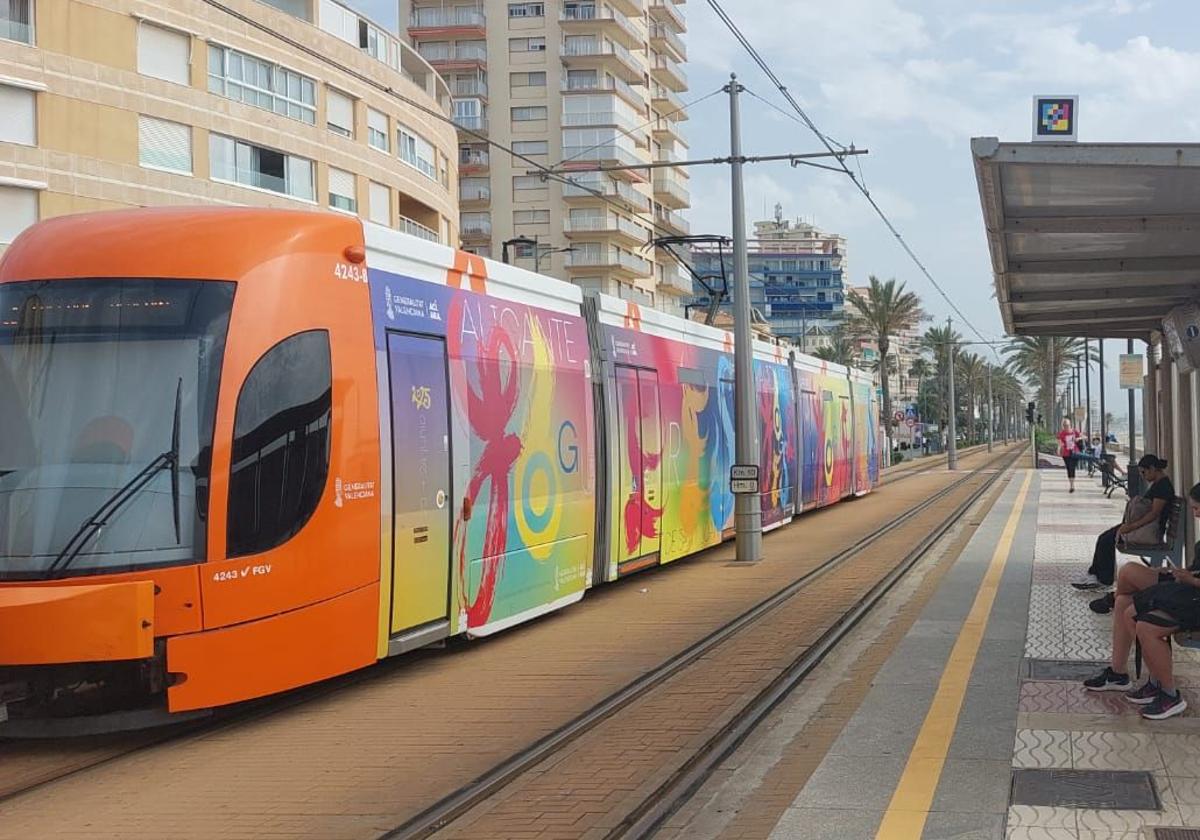 Tranvía tematizado con las Hogueras.