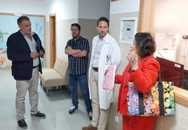 El director general de Salud Mental y Adicciones, Bartolomé Pérez Gálvez, en una visita al Hospital de Elche.
