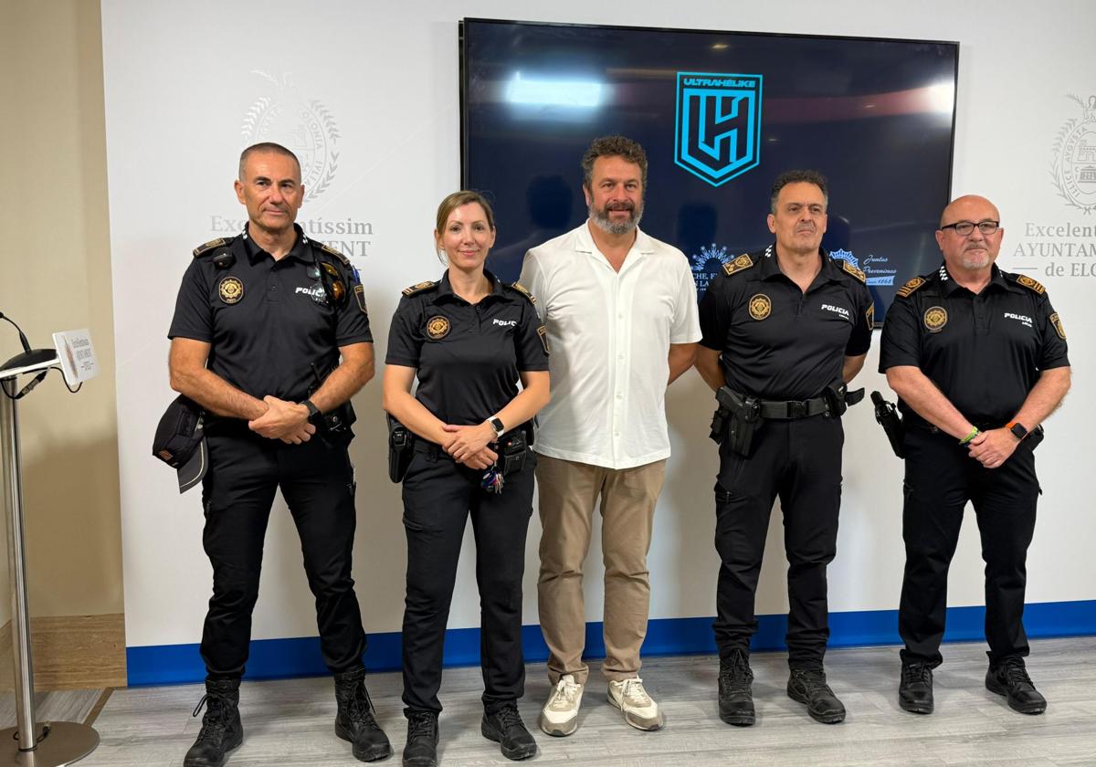 The Sports Councillor, José Antonio Román, with a representation of the Local Police, at the presentation of the event.