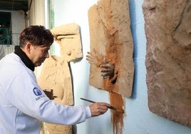 El artista Bernat Román trabaja en su obra 'Metamorfosis'.