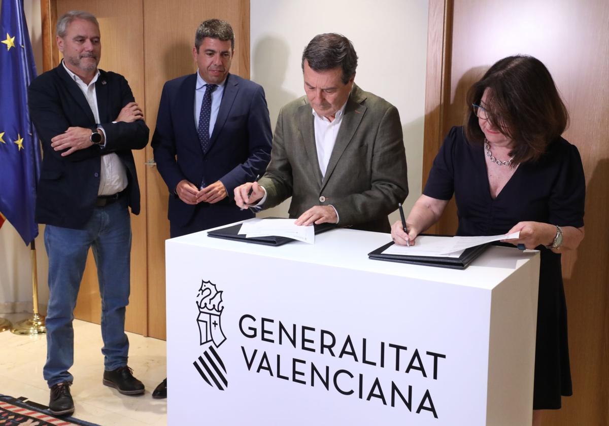 Imagen principal - Mazón resolves the healthcare practice dispute between UA and UMH