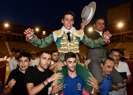Javier Cuartero y el mayoral de la ganadería salen a hombros del festejo.