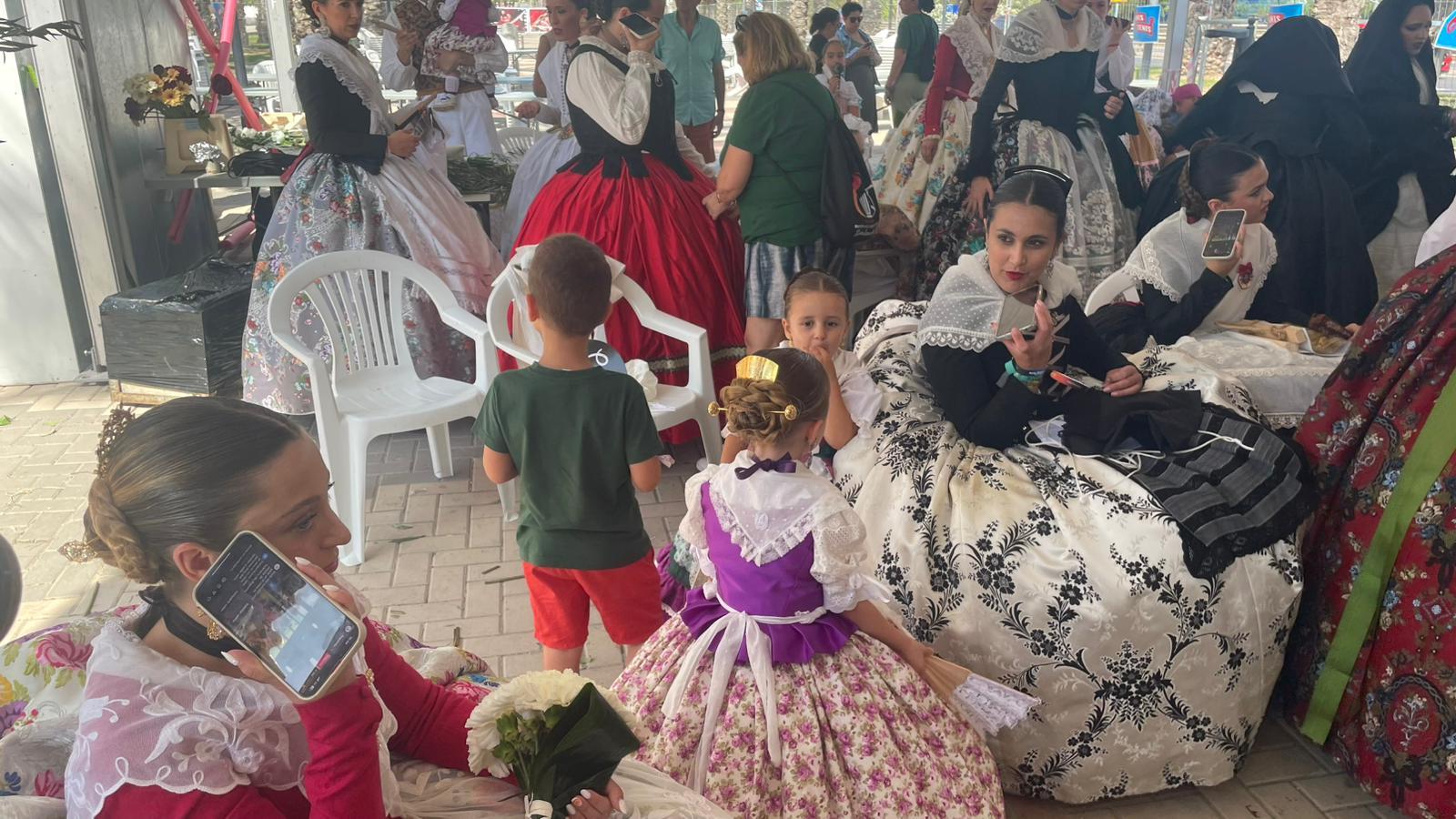 Una explosión de ilusión en Baver-Els Antigons: así se ha celebrado el primer premio de las Hogueras de Alicante