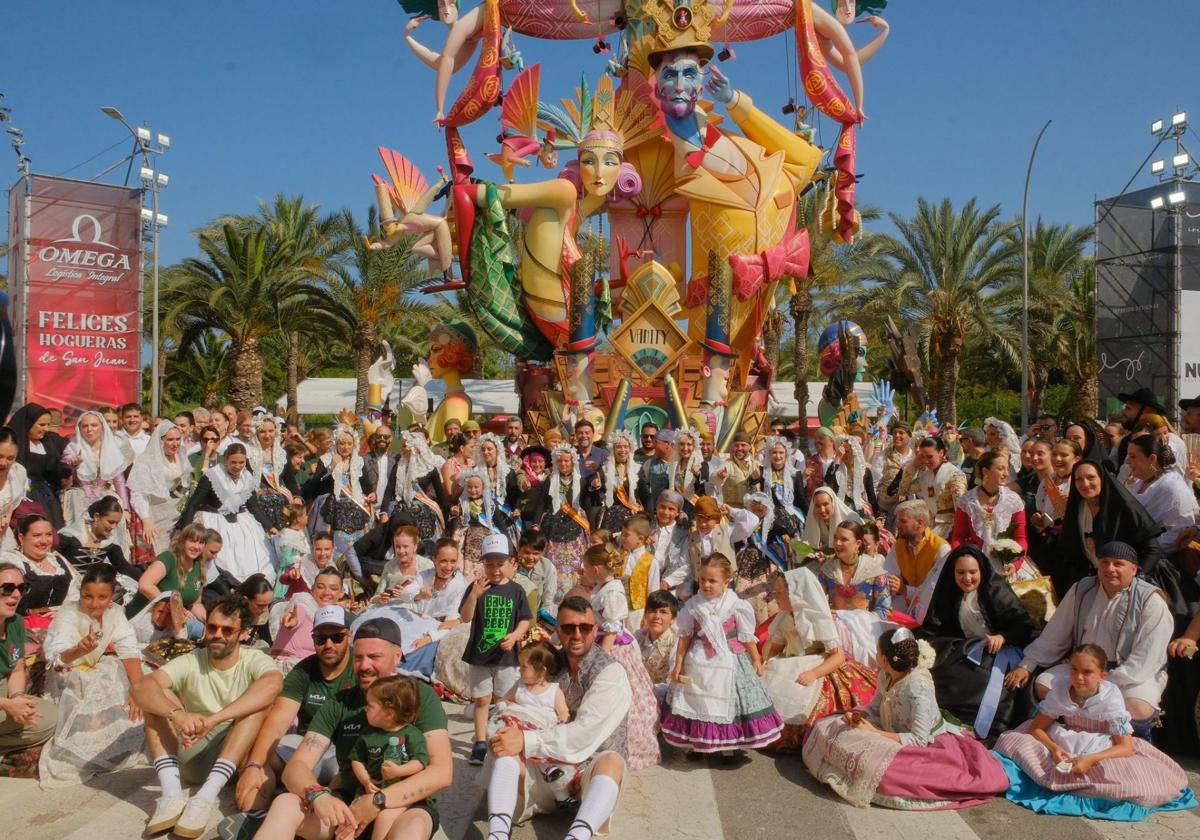 Comisión y autoridades celebran el primer premio de las Hogueras Especiales.