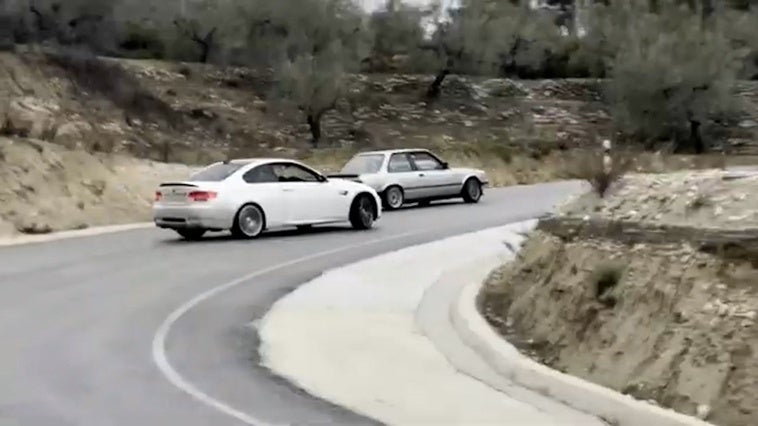 Los coches, en plenas maniobras temerarias.