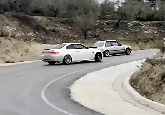 Los coches, en plenas maniobras temerarias.