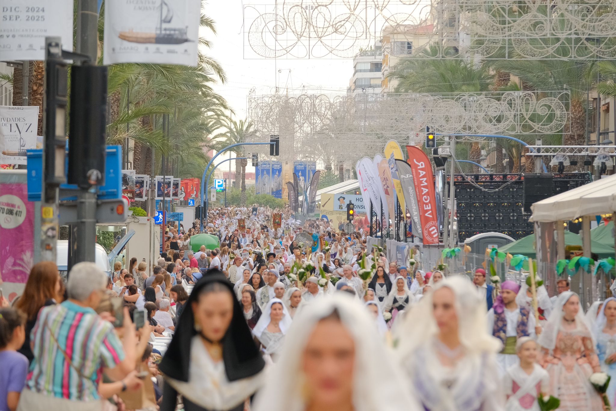Las Hogueras se llenan de flores para la Virgen del Remedio